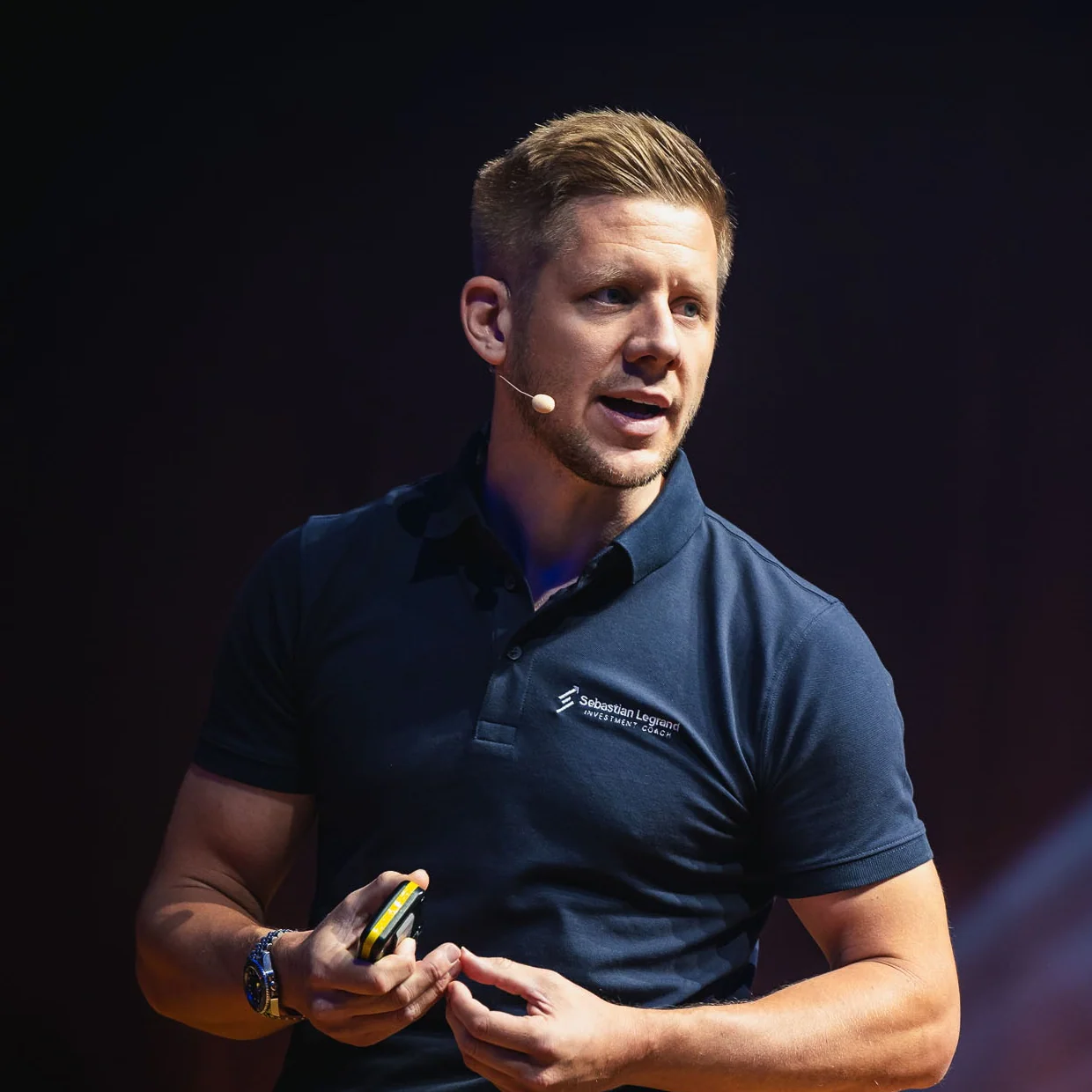 Sebastian Legrand spricht auf der Bühne der Cashflow Conference