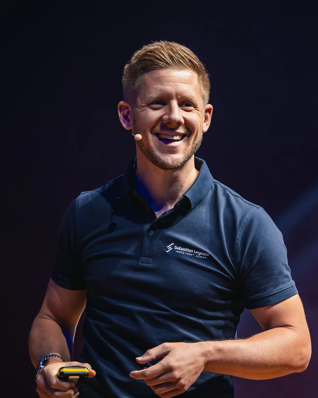 Sebastian Legrand lacht auf der Bühne der Cashflow Conference