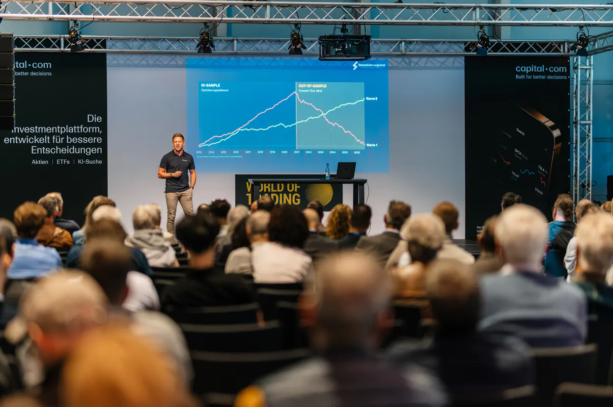 Vortrag von Sebastian Legrand auf der Finance 26 in Frankfurt, auf der Leinwand ein Backtest, davor das Publikum